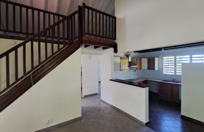 Maison individuelle &agrave; louer (non meubl&eacute;e), situ&eacute;e sur un terrain cl&ocirc;tur&eacute; avec un grand jardin.