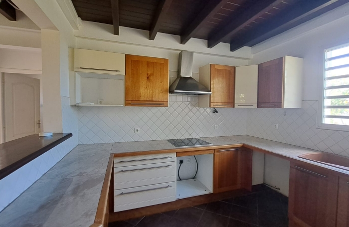 Maison individuelle &agrave; louer (non meubl&eacute;e), situ&eacute;e sur un terrain cl&ocirc;tur&eacute; avec un grand jardin.