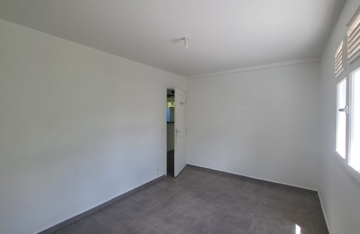 Maison individuelle &agrave; louer (non meubl&eacute;e), situ&eacute;e sur un terrain cl&ocirc;tur&eacute; avec un grand jardin.