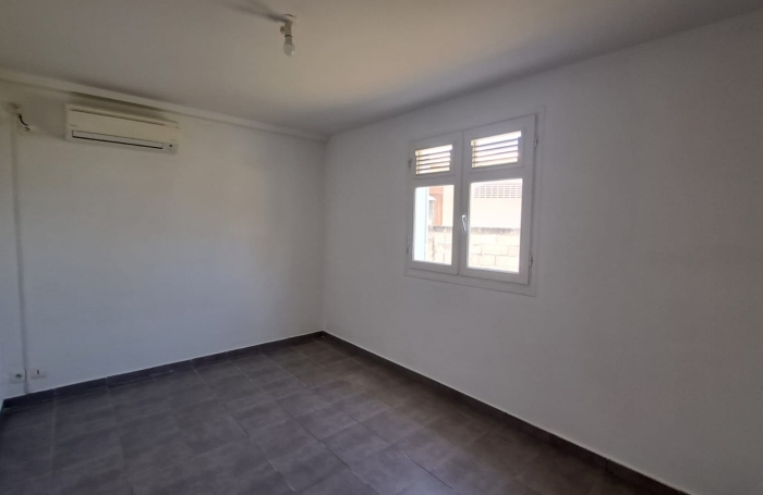 Maison individuelle &agrave; louer (non meubl&eacute;e), situ&eacute;e sur un terrain cl&ocirc;tur&eacute; avec un grand jardin.