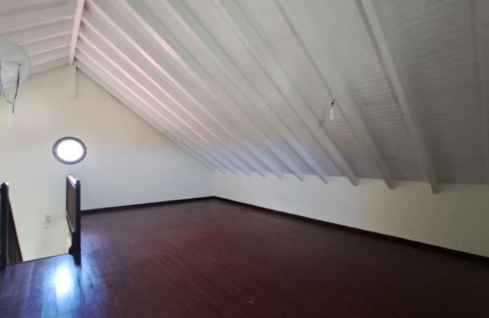 Maison individuelle &agrave; louer (non meubl&eacute;e), situ&eacute;e sur un terrain cl&ocirc;tur&eacute; avec un grand jardin.