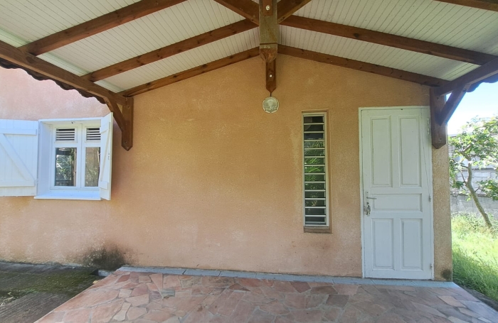 Maison individuelle &agrave; louer (non meubl&eacute;e), situ&eacute;e sur un terrain cl&ocirc;tur&eacute; avec un grand jardin.