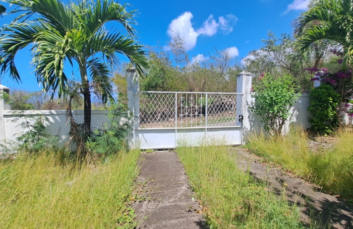 Maison individuelle &agrave; louer (non meubl&eacute;e), situ&eacute;e sur un terrain cl&ocirc;tur&eacute; avec un grand jardin.