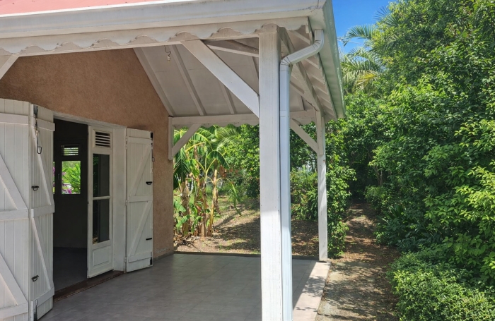 Maison individuelle &agrave; louer (non meubl&eacute;e), situ&eacute;e sur un terrain cl&ocirc;tur&eacute; avec un grand jardin.