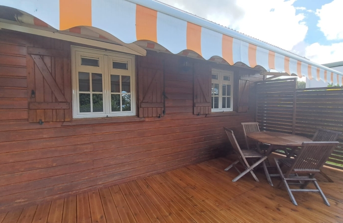 SAINT CLAUDE- Appartement bas de villa de type T3 meubl&eacute;- Climatis&eacute; - Jardin en commun