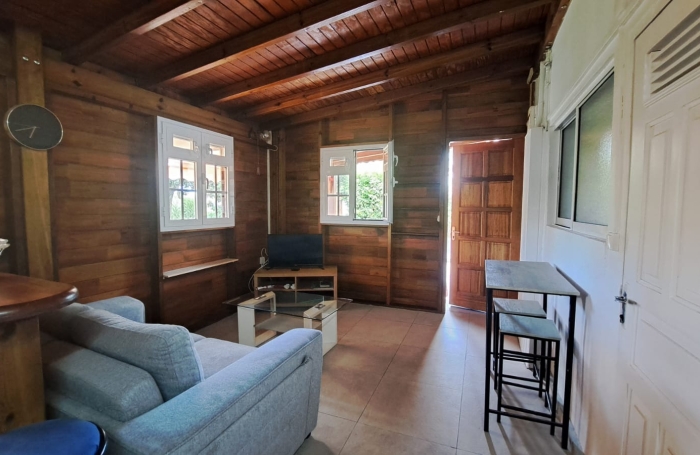 SAINT CLAUDE- Appartement bas de villa de type T3 meubl&eacute;- Climatis&eacute; - Jardin en commun