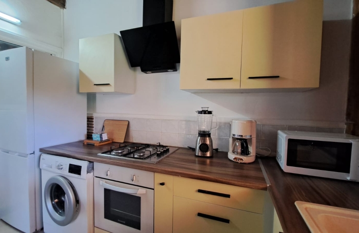 SAINT CLAUDE- Appartement bas de villa de type T3 meubl&eacute;- Climatis&eacute; - Jardin en commun