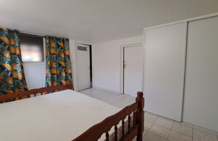 SAINT CLAUDE- Appartement bas de villa de type T3 meubl&eacute;- Climatis&eacute; - Jardin en commun