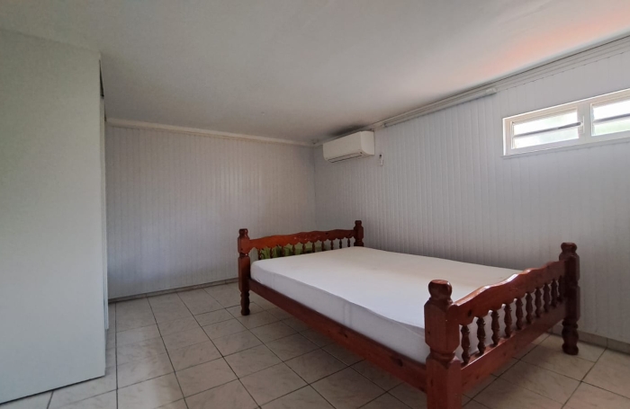 SAINT CLAUDE- Appartement bas de villa de type T3 meubl&eacute;- Climatis&eacute; - Jardin en commun