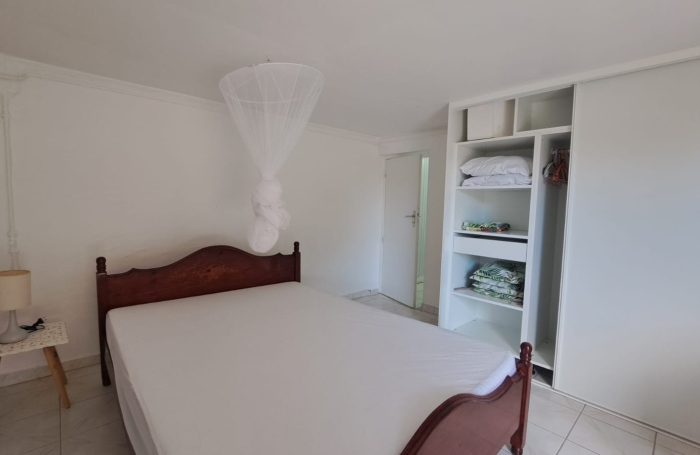 SAINT CLAUDE- Appartement bas de villa de type T3 meubl&eacute;- Climatis&eacute; - Jardin en commun