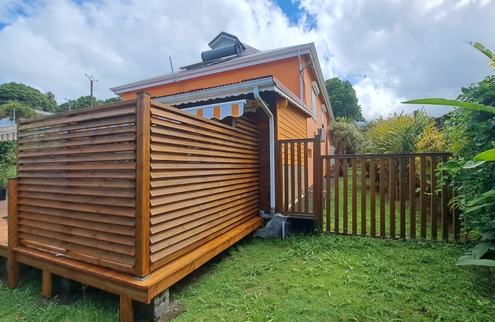 SAINT CLAUDE- Appartement bas de villa de type T3 meubl&eacute;- Climatis&eacute; - Jardin en commun