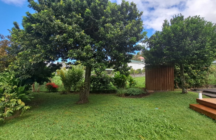 SAINT CLAUDE- Appartement bas de villa de type T3 meubl&eacute;- Climatis&eacute; - Jardin en commun