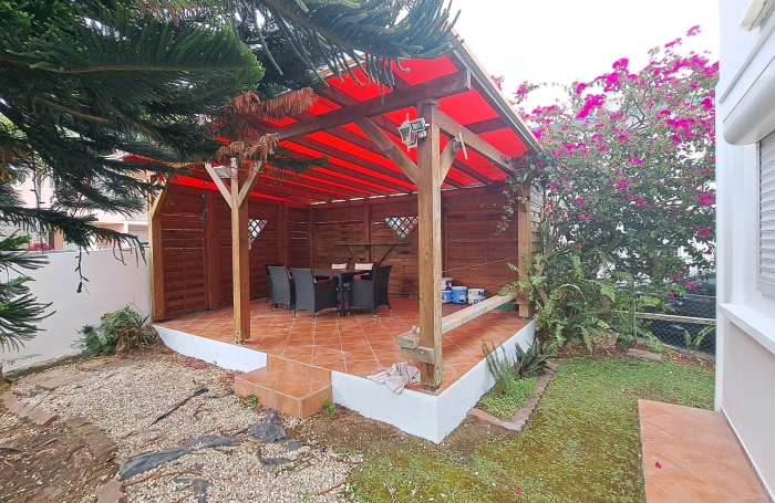 Maison 3 pi&egrave;ces avec  garnde terrasse et box &agrave; proximit&eacute; des &eacute;coles et commerces