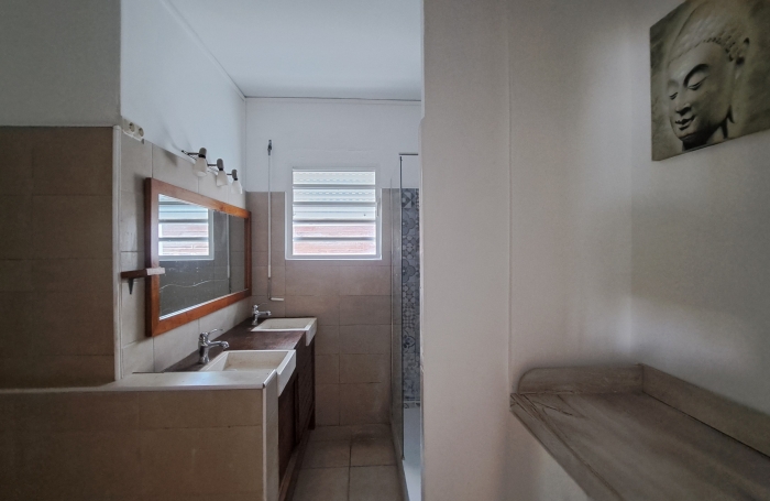 Maison 3 pi&egrave;ces avec  garnde terrasse et box &agrave; proximit&eacute; des &eacute;coles et commerces