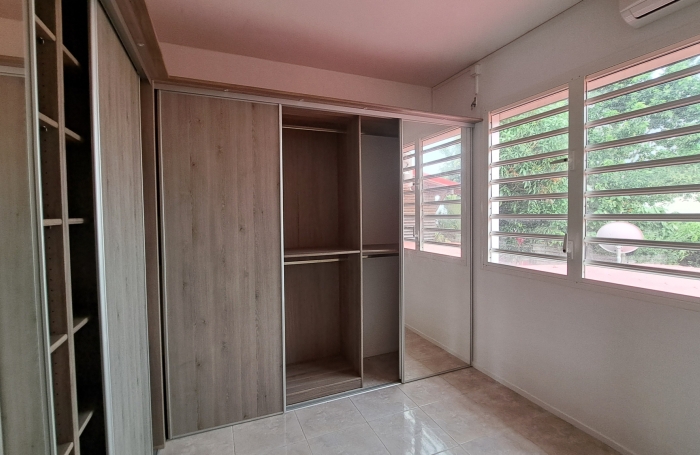 Maison 3 pi&egrave;ces avec  garnde terrasse et box &agrave; proximit&eacute; des &eacute;coles et commerces