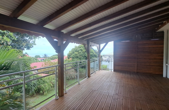 Maison 3 pi&egrave;ces avec  garnde terrasse et box &agrave; proximit&eacute; des &eacute;coles et commerces
