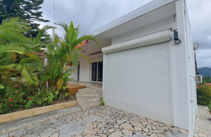 Maison 3 pi&egrave;ces avec  garnde terrasse et box &agrave; proximit&eacute; des &eacute;coles et commerces