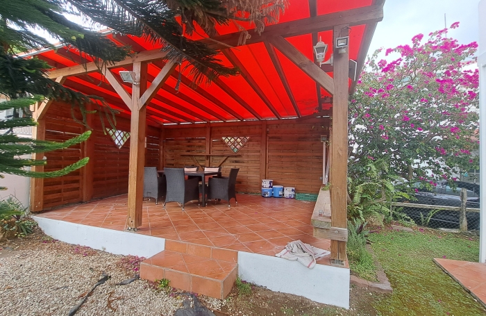 Maison 3 pi&egrave;ces avec  garnde terrasse et box &agrave; proximit&eacute; des &eacute;coles et commerces