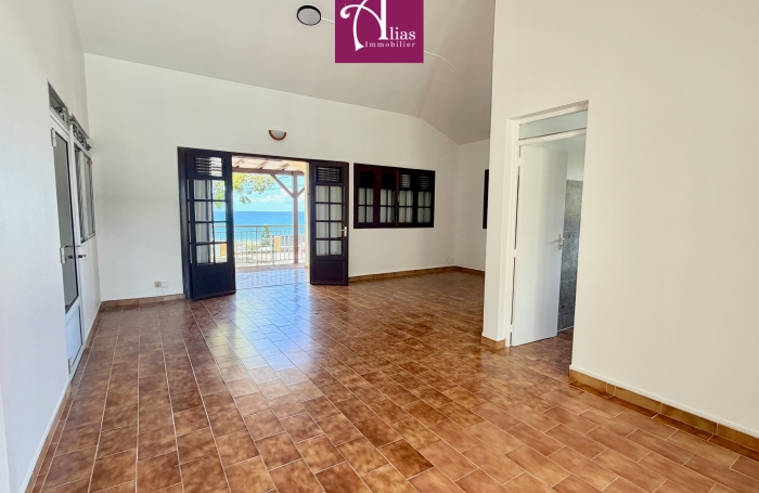 LOCATION &mdash; Haut de villa F4 avec vue mer au Gosier