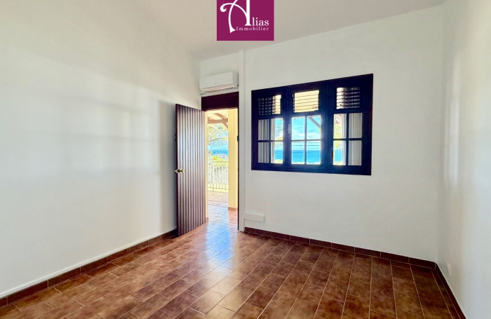 LOCATION &mdash; Haut de villa F4 avec vue mer au Gosier