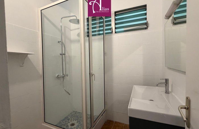 LOCATION &mdash; Haut de villa F4 avec vue mer au Gosier