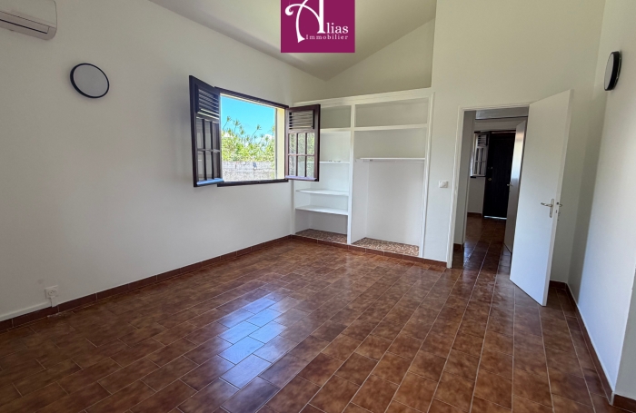 LOCATION &mdash; Haut de villa F4 avec vue mer au Gosier