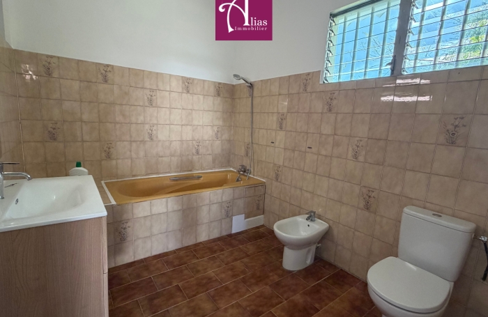 LOCATION &mdash; Haut de villa F4 avec vue mer au Gosier