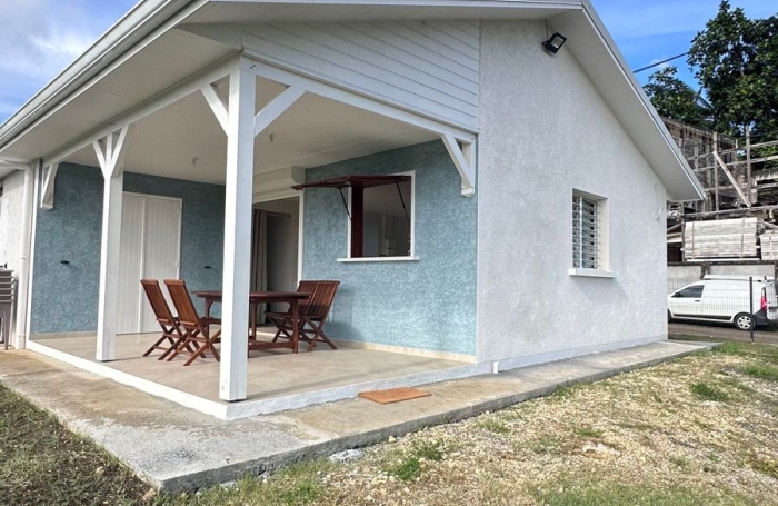 Maison r&eacute;cente T4 meubl&eacute;e   Vue montagnes   Terrain clos 1 000 m2   Baie-Mahault
