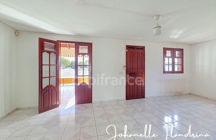 Vente Local commercial 230m&sup2; 9 pièces Les Abymes