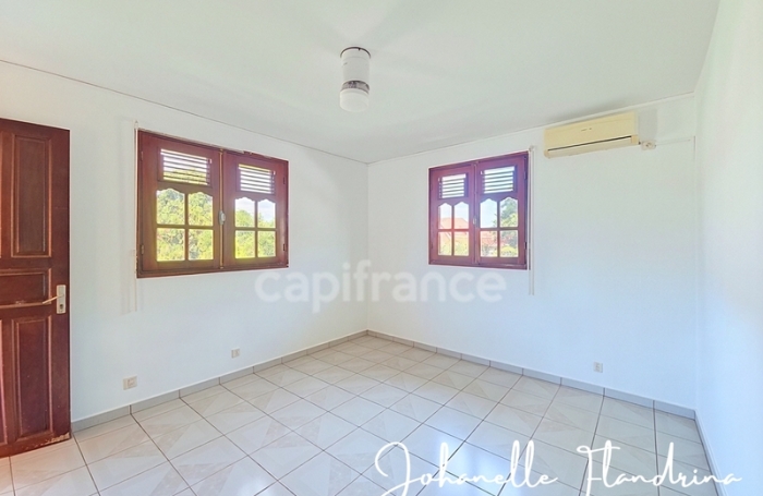 Vente Local commercial 230m&sup2; 9 pièces Les Abymes