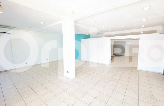 Opportunité rare à Cayenne : local commercial rénové de 82 m², climatisé, avec vitrine sécurisée et avantages fiscaux ZFU/ZFRR !