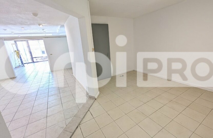 Opportunité rare à Cayenne : local commercial rénové de 82 m², climatisé, avec vitrine sécurisée et avantages fiscaux ZFU/ZFRR !