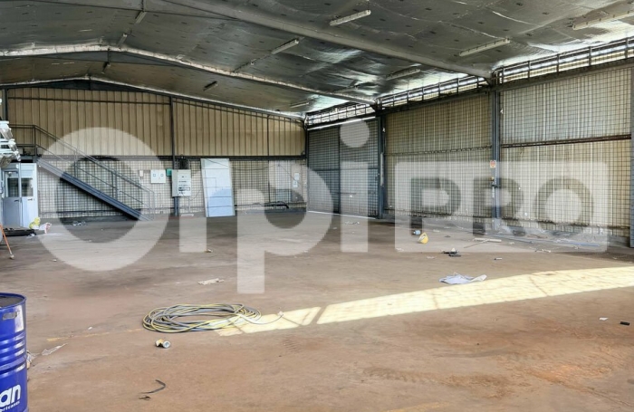 &Agrave; LOUER &ndash; Local d'activit&eacute; avec excellente visibilit&eacute; &ndash; ZI du LARIVOT, MATOURY