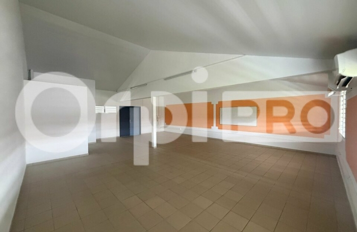 BUREAU DE 70M&sup2; CLIMATIS&Eacute; EN CENTRE-VILLE &Agrave; SAINT-LAURENT DU MARONI