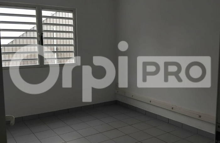 Bureau am&eacute;nag&eacute; avec volet roulant de 60 m&sup2;.