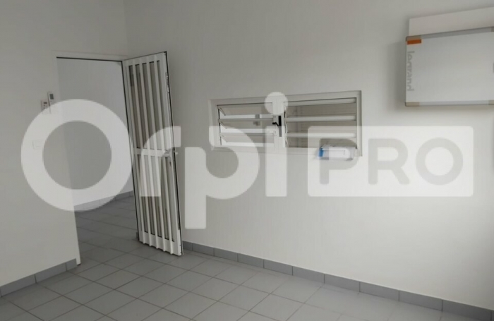 Bureau am&eacute;nag&eacute; avec volet roulant de 60 m&sup2;.