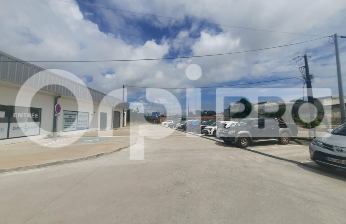 Local commercial neuf en bordure de voirie !