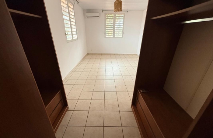 Vente Maison 246.86m&sup2; 6 pièces Remire Montjoli
