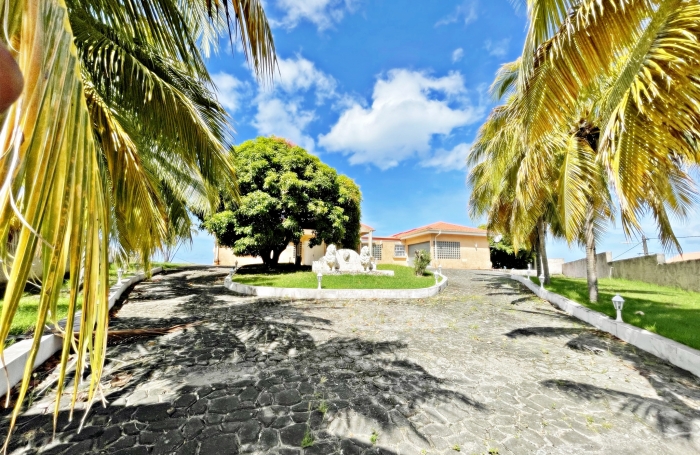 Vaste propriété de plain pied à proximité des commodités - Vue mer et pitons