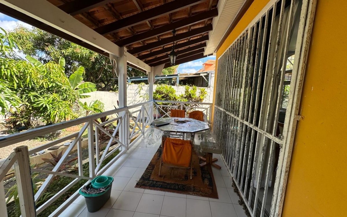 A VENDRE JOLIE VILLA CREOLE T4 -SAINTE ANNE