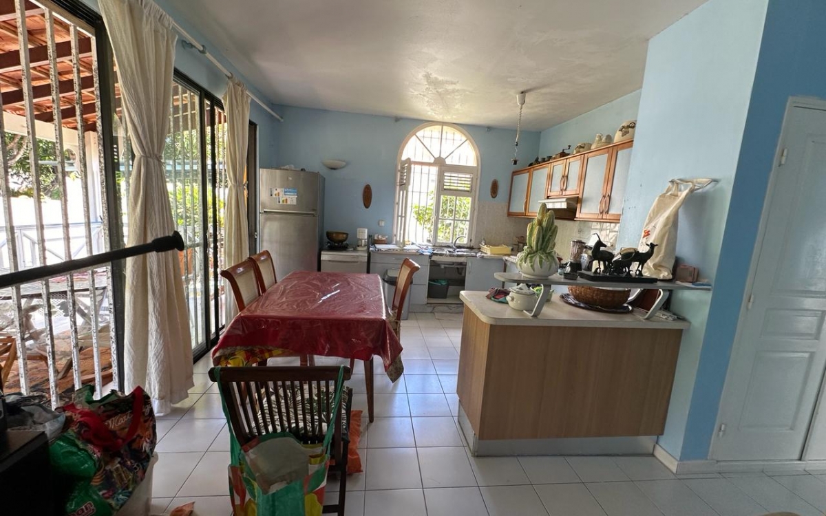 A VENDRE JOLIE VILLA CREOLE T4 -SAINTE ANNE