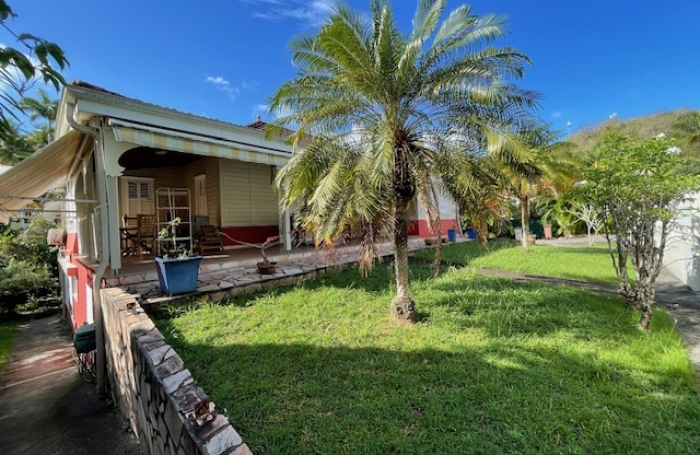Villa de type F5 comprenant deux appartements loués  - LES TROIS-ILETS