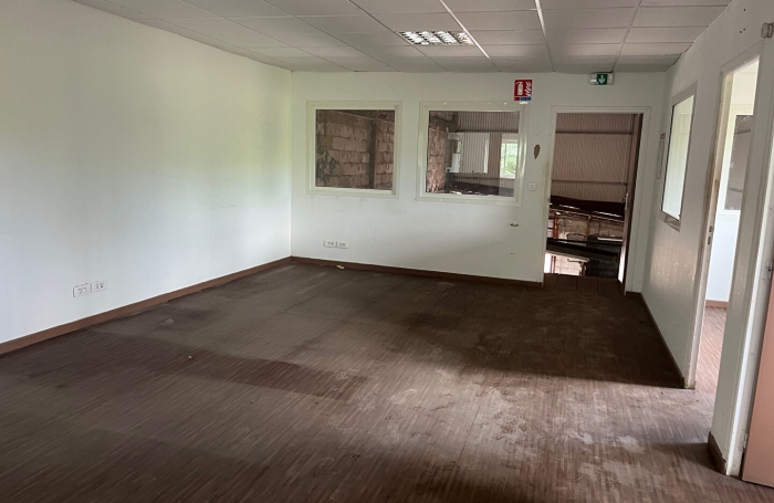 Location Entrepot 298m² Le Lamentin