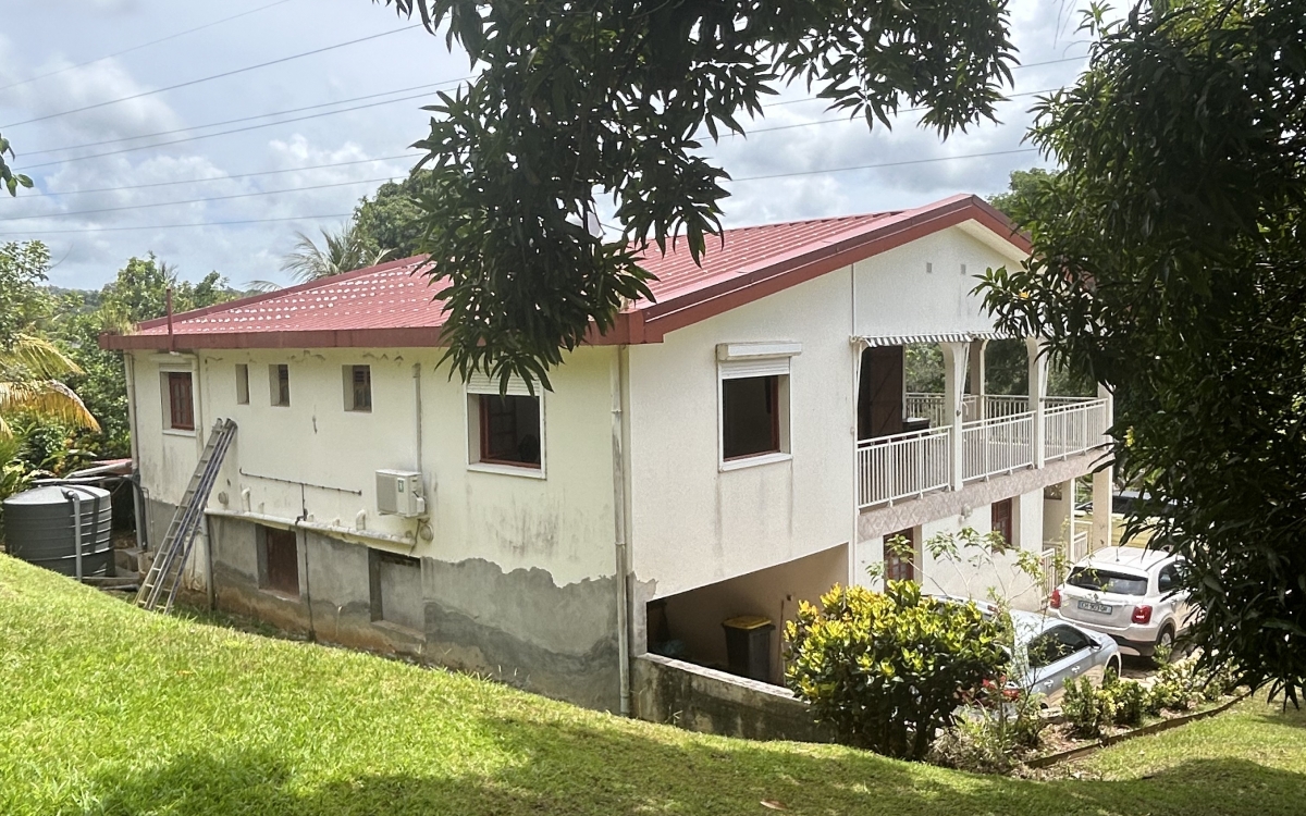LE LAMENTIN – Maison sur 2 Niveaux avec 3  Appts : 428 000€ 