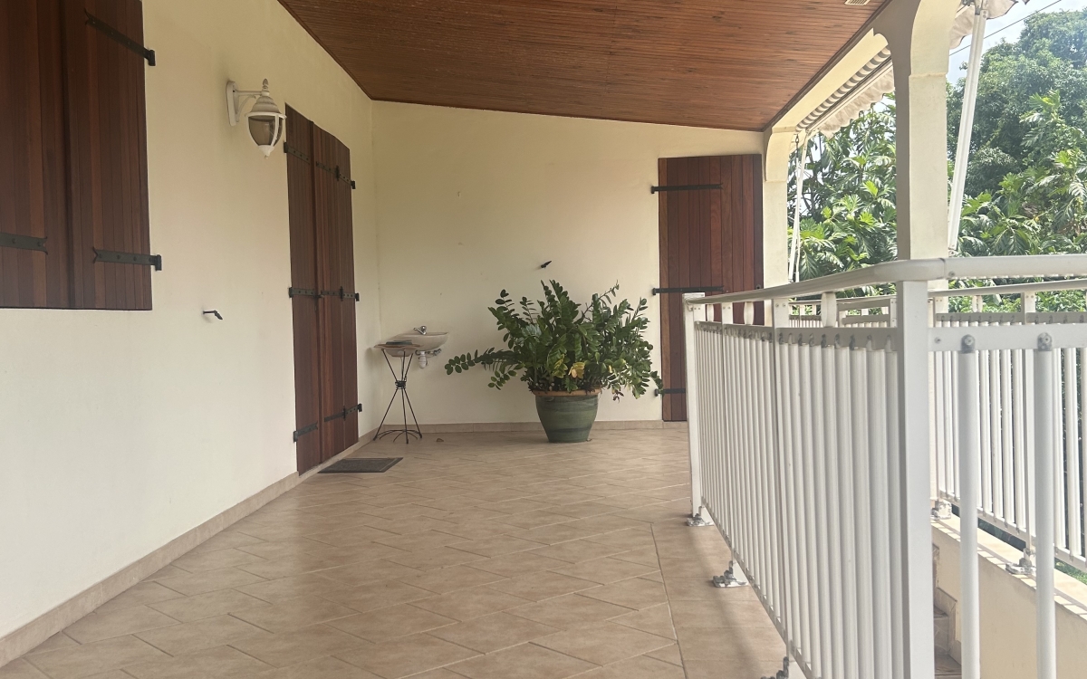 LE LAMENTIN – Maison sur 2 Niveaux avec 3  Appts : 428 000€ 