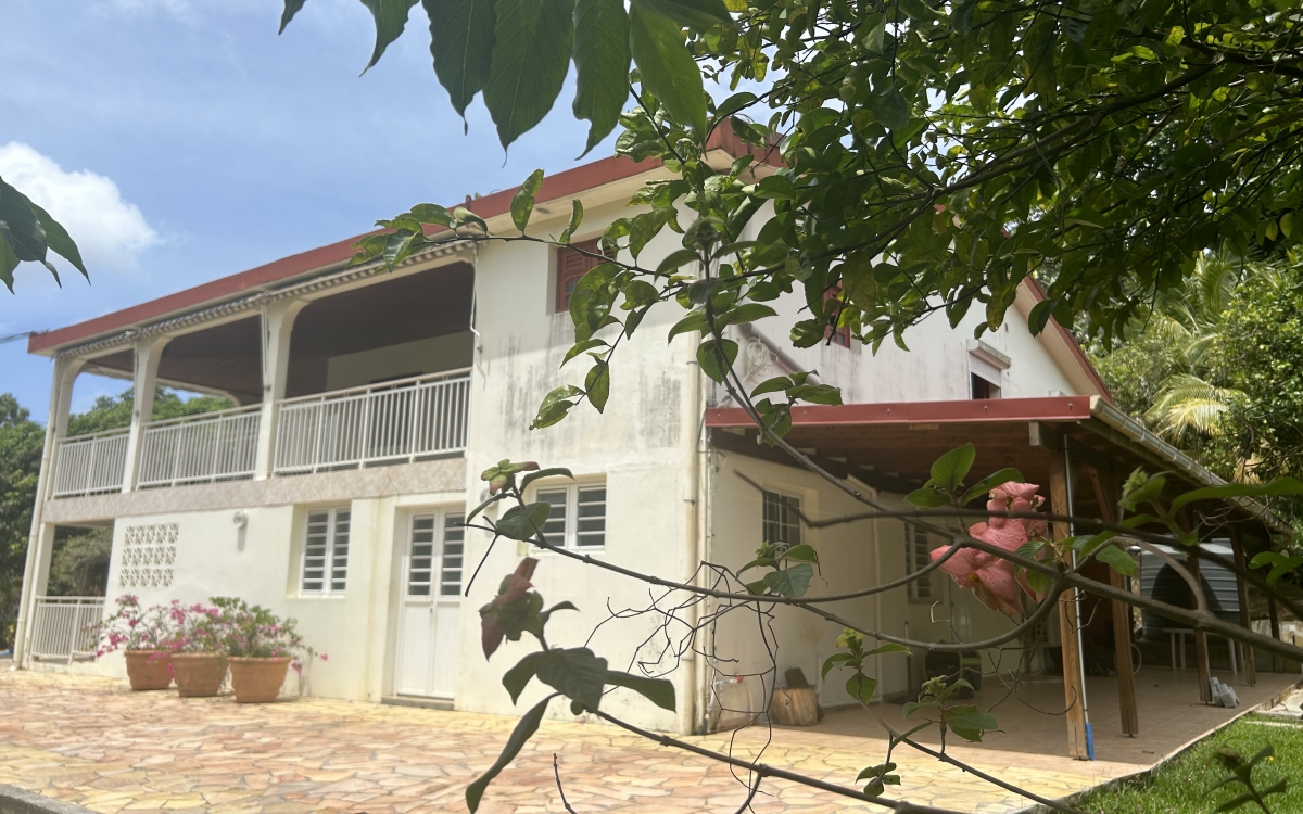 LE LAMENTIN – Maison sur 2 Niveaux avec 3  Appts : 428 000€ 