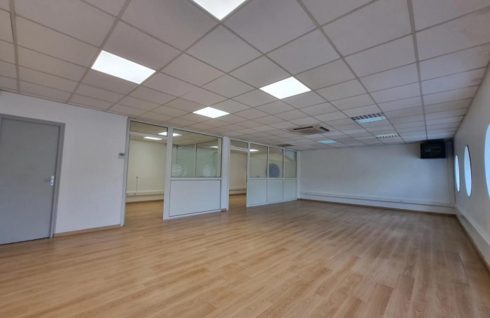 Location Fonds de commerce 90m&sup2; 3 pi&#232;ces Le Lamentin