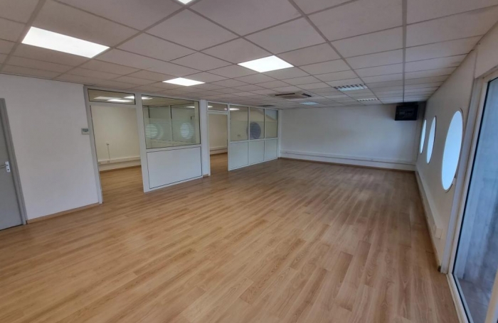 Location Fonds de commerce 90m&sup2; 3 pi&#232;ces Le Lamentin