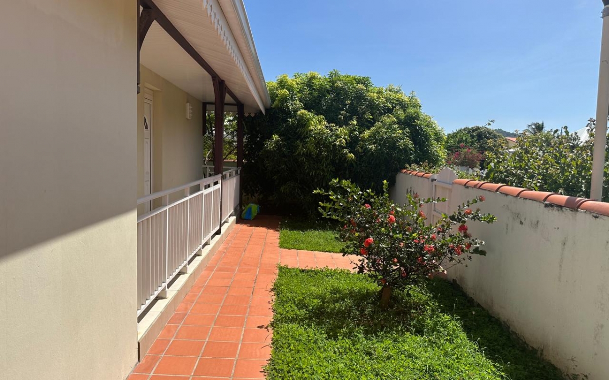 A VENDRE VILLA SPACIEUSE 10 PIECES AVEC PISCINE