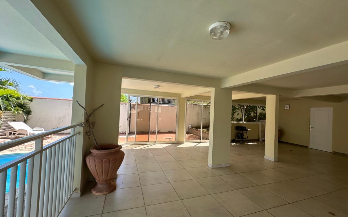 A VENDRE VILLA SPACIEUSE 10 PIECES AVEC PISCINE